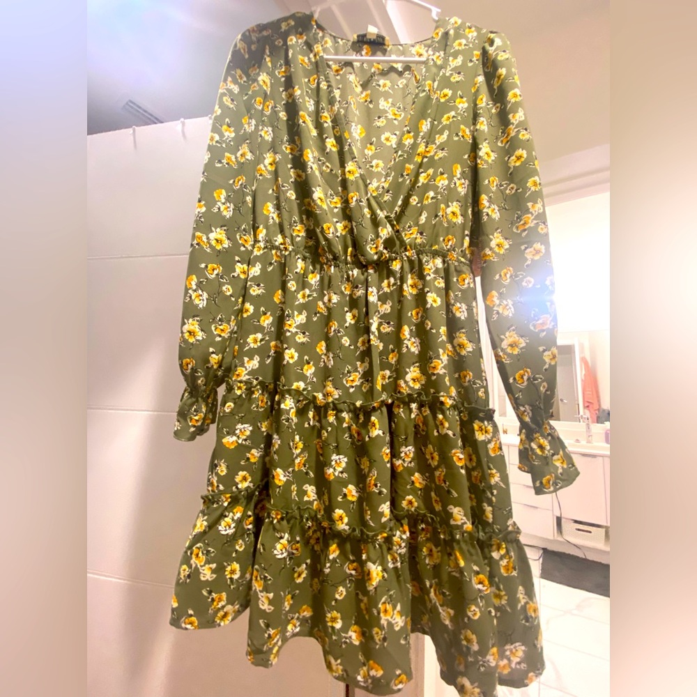 Floral hunter green long sleeve short dress.